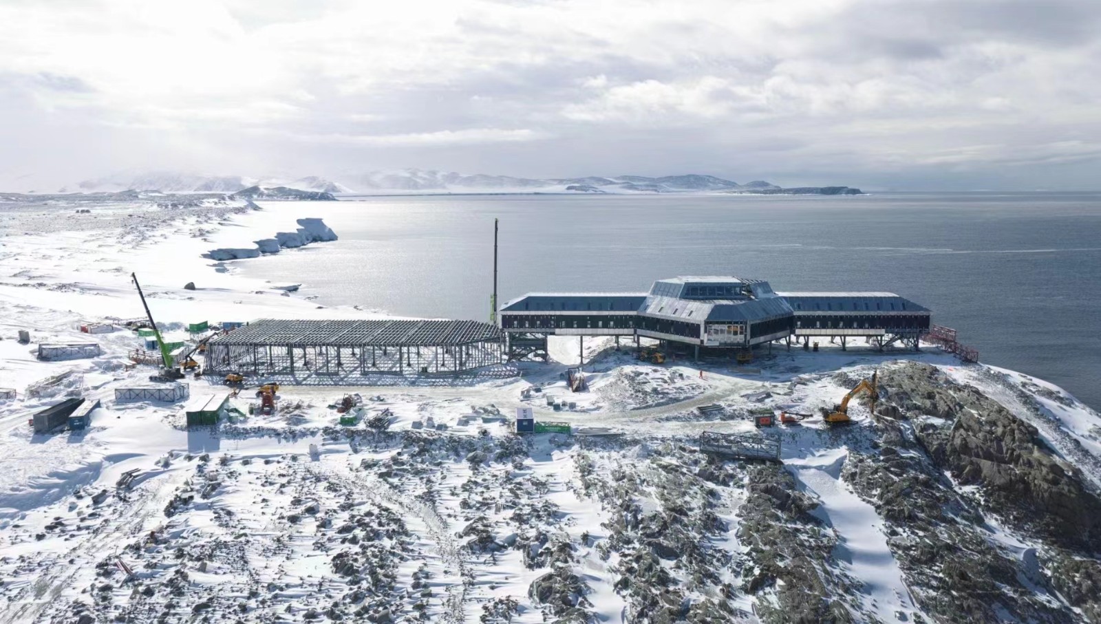 第五個南極科考站秦嶺站穿上青山“羽絨服”